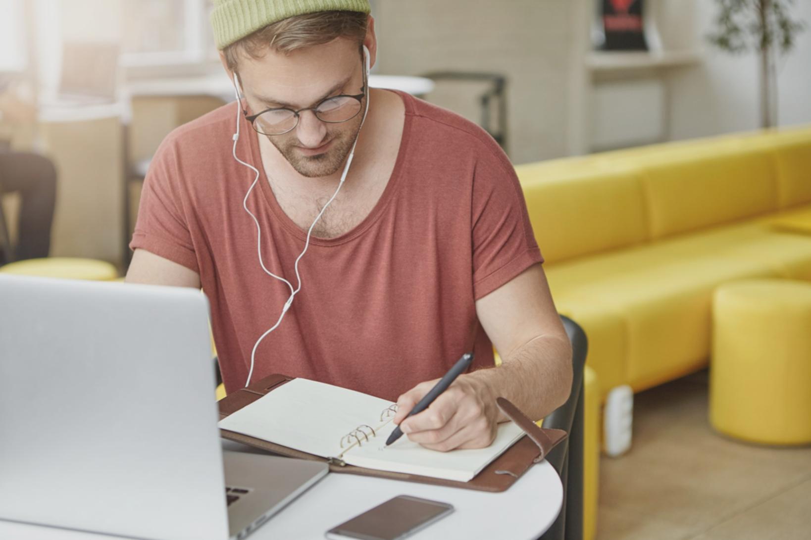 Professionista che analizza dati di bilancio su schermo durante una sessione di masterclass
