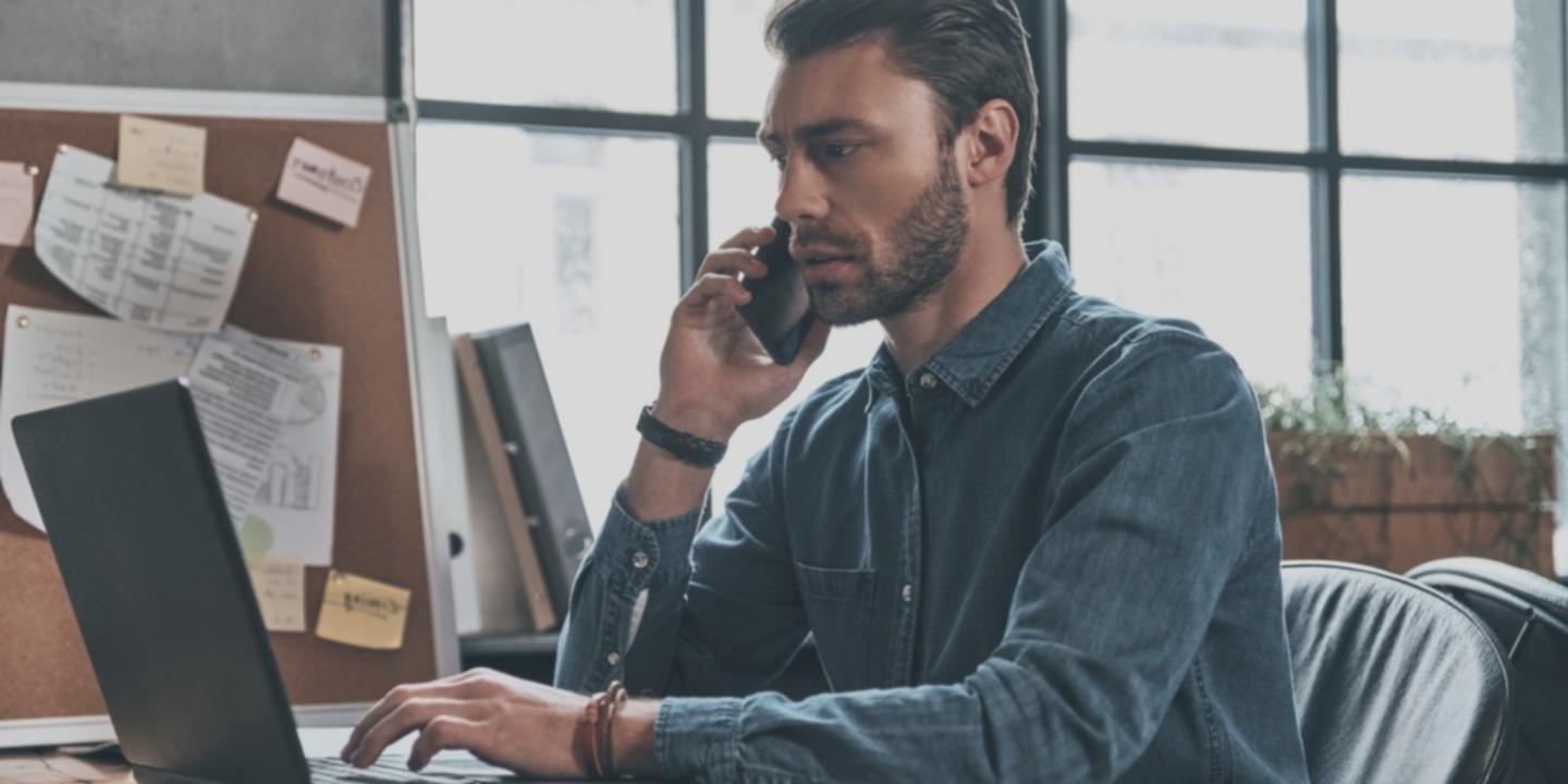 Professionista che analizza dati di bilancio su schermo