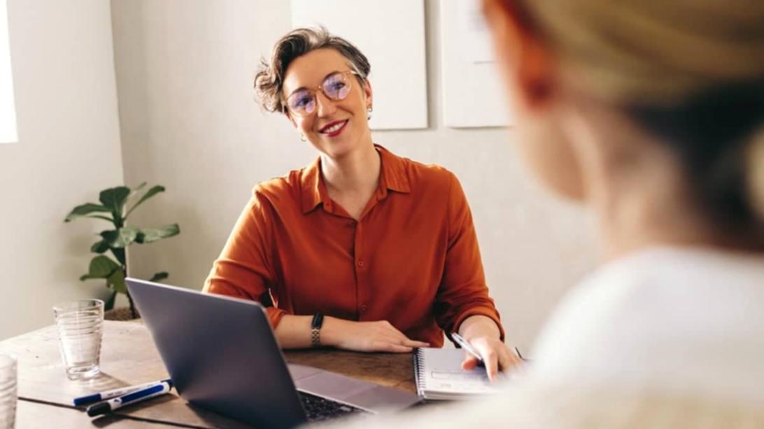 Professionista che lavora su una presentazione di budget con strumenti digitali
