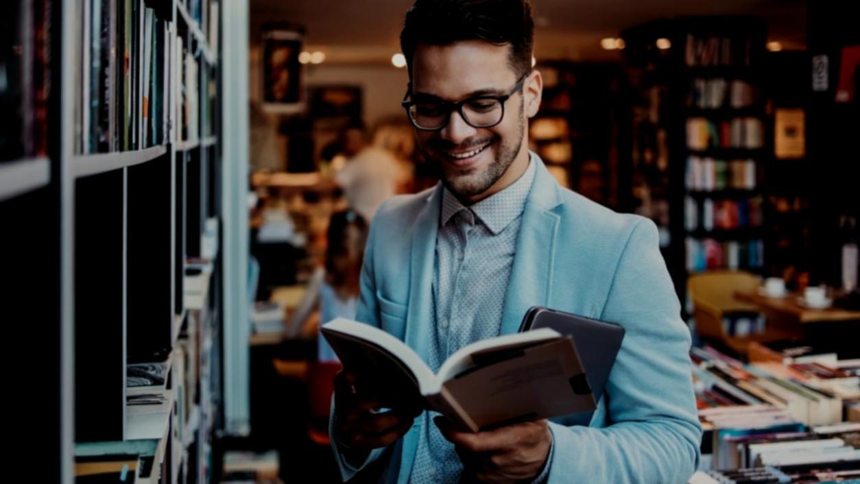Professionisti al lavoro su documenti di bilancio e presentazioni finanziarie